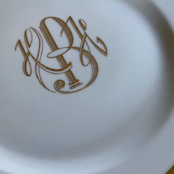 Six (6) fine white bone china plates (chargers) with 22K gold banding - Picture 3 of 13